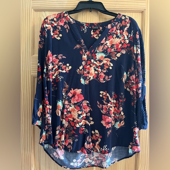 Torrid Women’s Navy Blue Flowered Blouse Size 0 - Picture 1 of 8